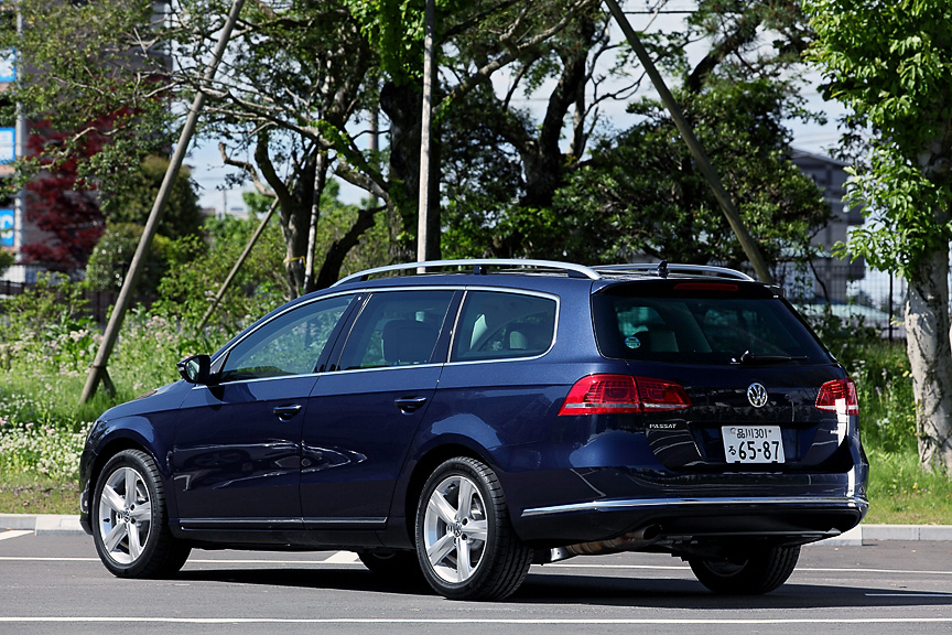 パサート ヴァリアント TSIハイライン。ボディーカラーはナイトブルーメタリックでバイキセノンヘッドランプを装着。ワゴンタイプとセダンタイプの全長は同一だが、重量はプラス40kgとなる