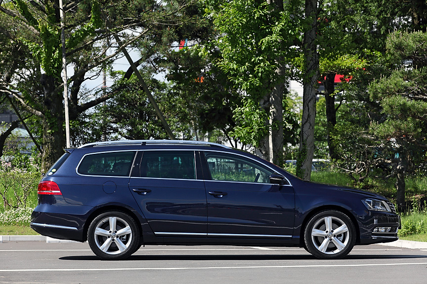 パサート ヴァリアント TSIハイライン。ボディーカラーはナイトブルーメタリックでバイキセノンヘッドランプを装着。ワゴンタイプとセダンタイプの全長は同一だが、重量はプラス40kgとなる