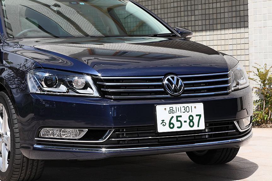 パサート ヴァリアント TSIハイライン。ボディーカラーはナイトブルーメタリックでバイキセノンヘッドランプを装着。ワゴンタイプとセダンタイプの全長は同一だが、重量はプラス40kgとなる