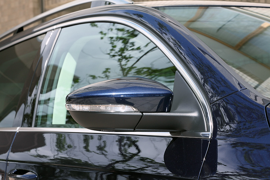 サイドミラーはターンシグナルランプを内蔵。TSIハイラインのみ助手席側がリバースポジション時に向きが自動的に変わる機能を備える