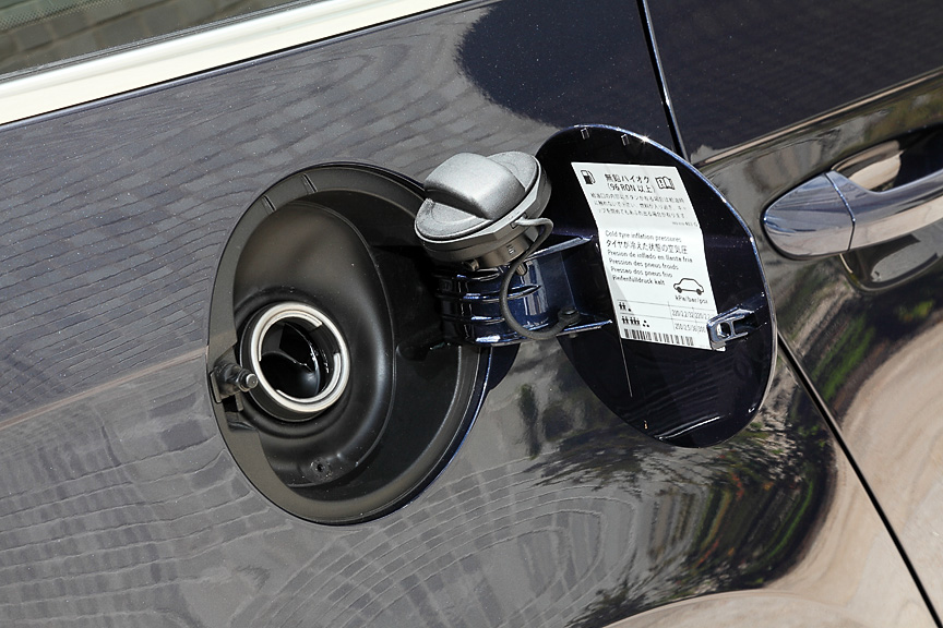 燃料は無鉛プレミアム。タンク容量は70L