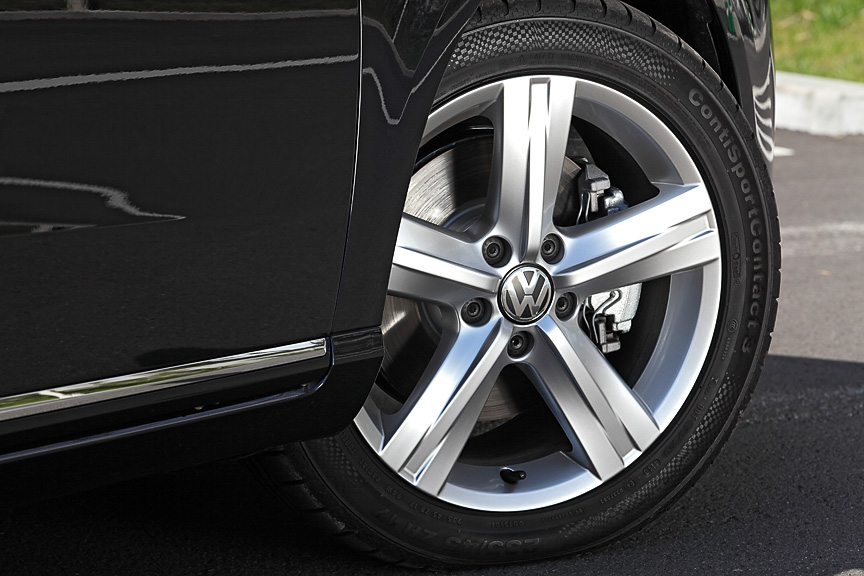 タイヤは235/45 R17。直径5mm以下の穴を自らふさぐ「モビリティタイヤ」を装着する