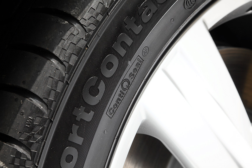 撮影車に装着されたコンチネンタル製のタイヤには、釘等を踏んでも空気圧を失わない「セルフシーリングタイヤテクノロジー」のロゴがある