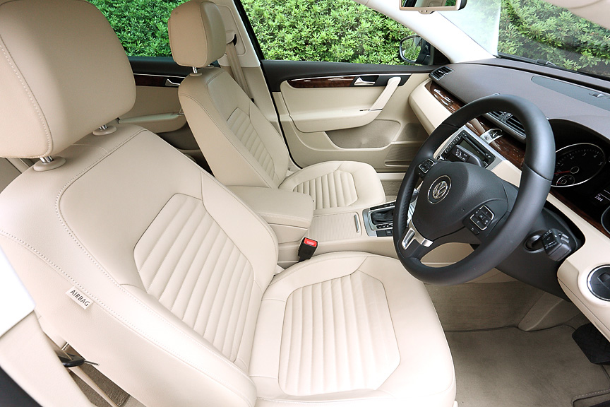 TSIハイラインのインテリア。ナッパレザーシートと木目のウッドデコラティブパネルを装着。シートカラーはデザートベージュ、ブラック、ナチュラルブラウンの3色から選択できる