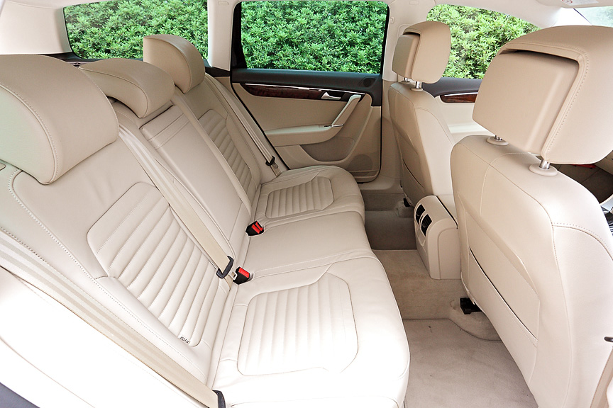 TSIハイラインのインテリア。ナッパレザーシートと木目のウッドデコラティブパネルを装着。シートカラーはデザートベージュ、ブラック、ナチュラルブラウンの3色から選択できる