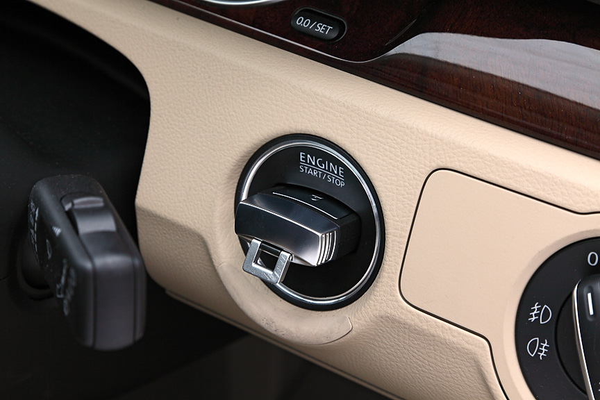 エンジンのスタートキーをダッシュボードに挿し込み、キー全体を押しこむことでセルモーターが回る