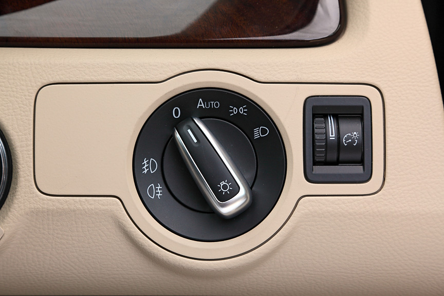 ヘッドライトスイッチ。オートポジションを持つ。フォグランプは1段階引っ張り、リアフォグはさらに引っ張る