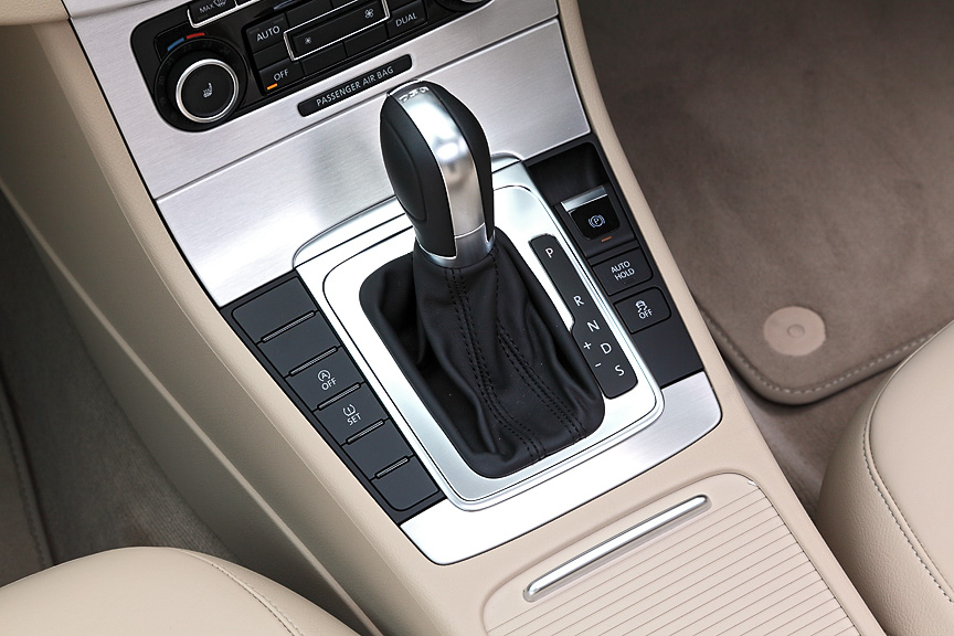 シフトレバー。右横には電子スイッチによるパーキングブレーキがある