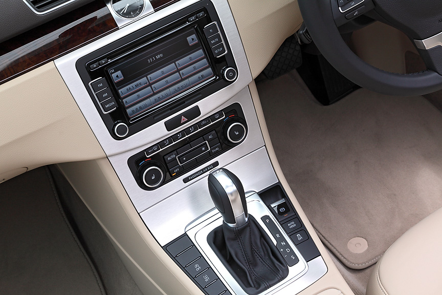 コンソールはオーディオ/ナビ、空調の順に並ぶ
