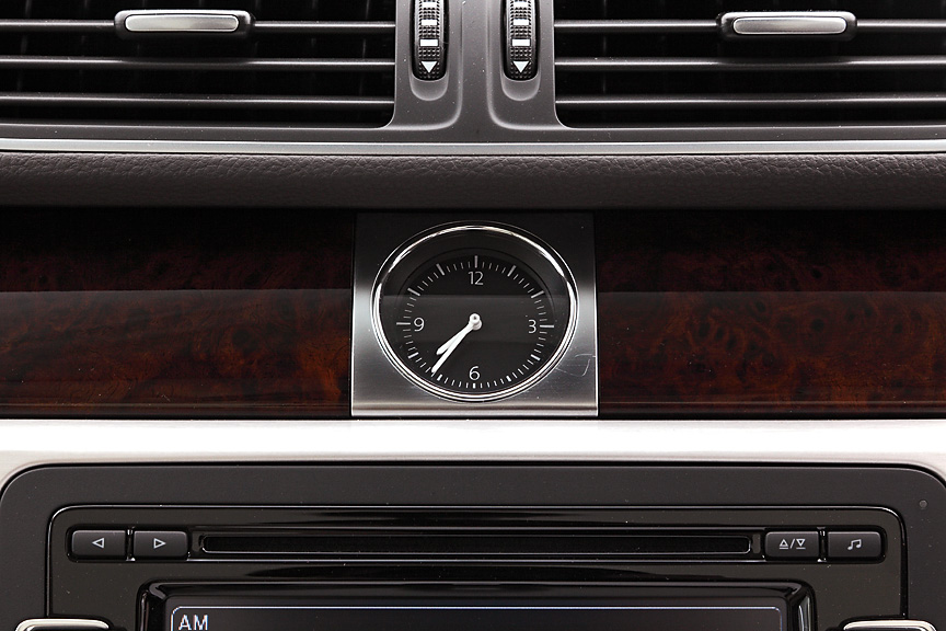 中央にアナログ時計を装着