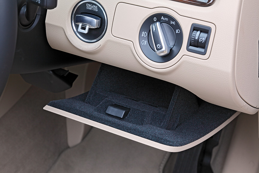 ヘッドライトスイッチ下は収納スペースが用意される