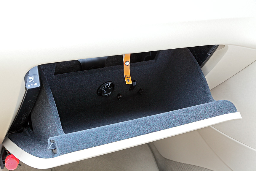 グローブボックスは2つの収納スペースを持つ。説明書などを入れる専用スペースもある