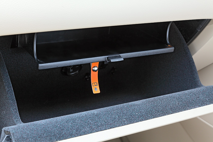 グローブボックスは2つの収納スペースを持つ。説明書などを入れる専用スペースもある