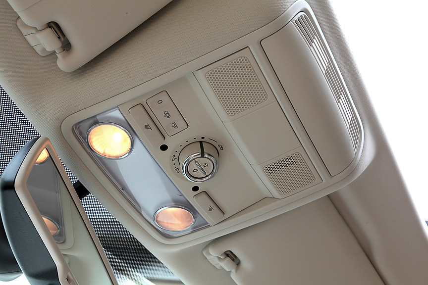 オプションのスライディングルーフを装着するとオーバーヘッドコンソールに操作ボタンが用意される