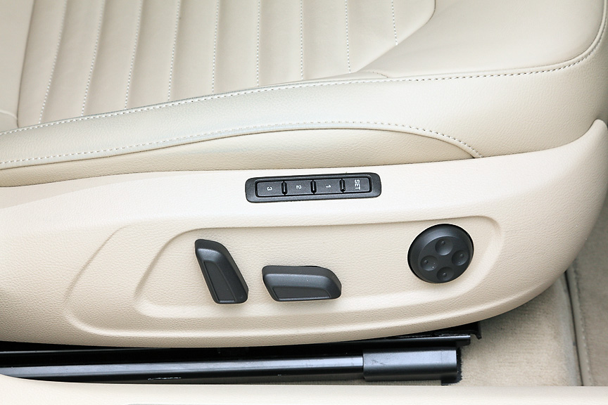 TSIハイラインは運転席/助手席ともにパワーシートとなる。ドアプレートがあるのもTSIハイラインのみ