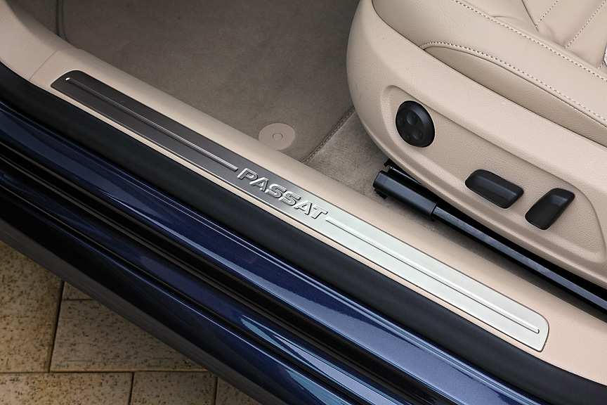 TSIハイラインは運転席/助手席ともにパワーシートとなる。ドアプレートがあるのもTSIハイラインのみ