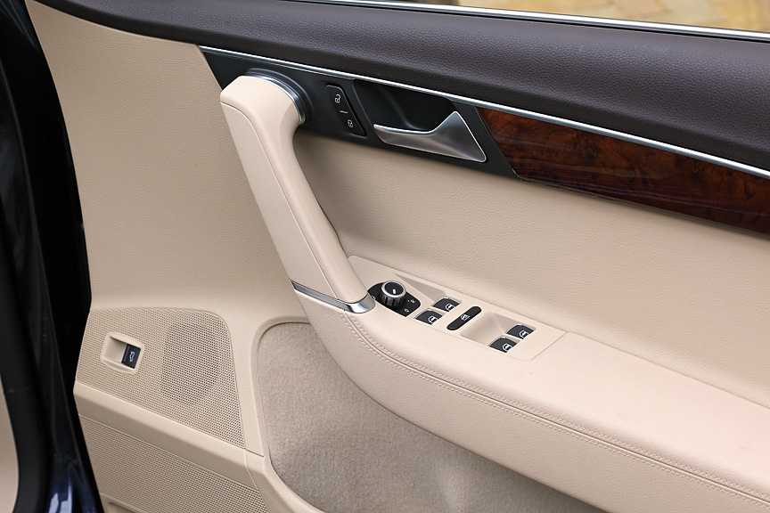 運転席に各ドア用のパワーウインドースイッチとサイドミラーの調整ノブのほか、さらにリアゲートオープンスイッチもある