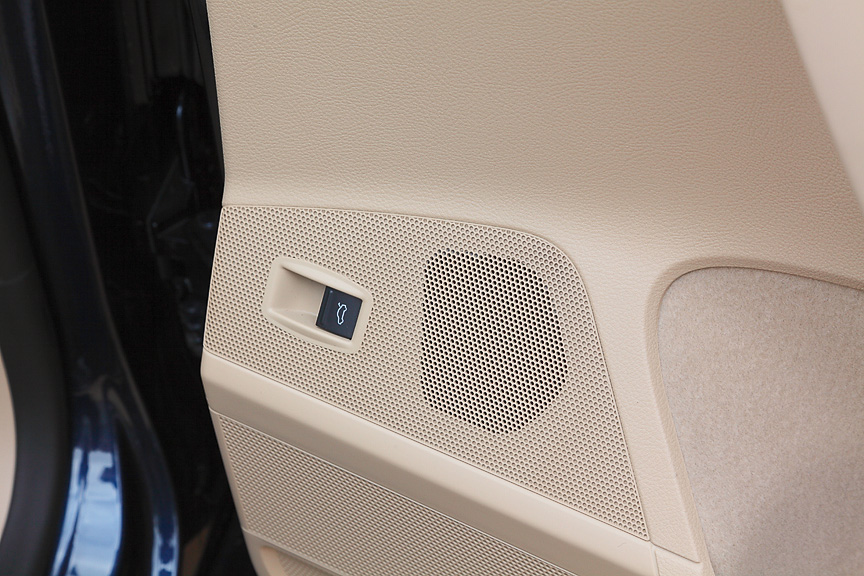 運転席に各ドア用のパワーウインドースイッチとサイドミラーの調整ノブのほか、さらにリアゲートオープンスイッチもある