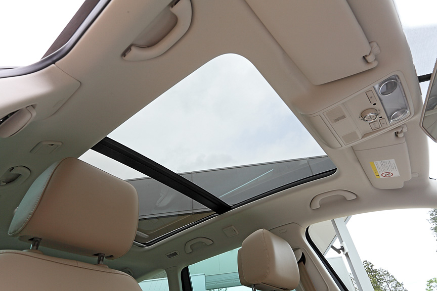 着色ガラスのサンルーフ