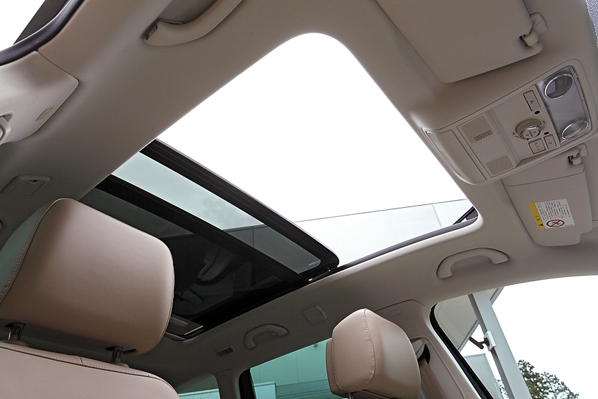 前半分がスライドして開く