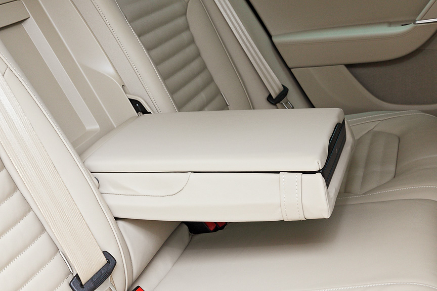 リアのセンターアームレストは収納やカップホルダーを装備