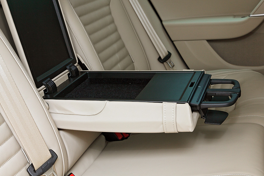 リアのセンターアームレストは収納やカップホルダーを装備