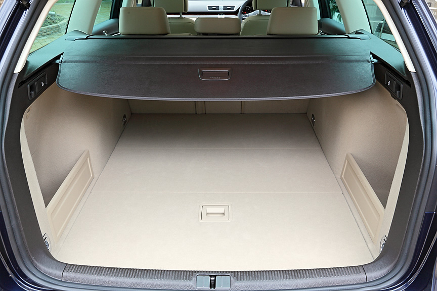 ヴァリアントのラゲッジスペース容量は603Lで、後席をたたむと1731Lまで拡大する。スライディングカバーも3段階で止まるようになっている