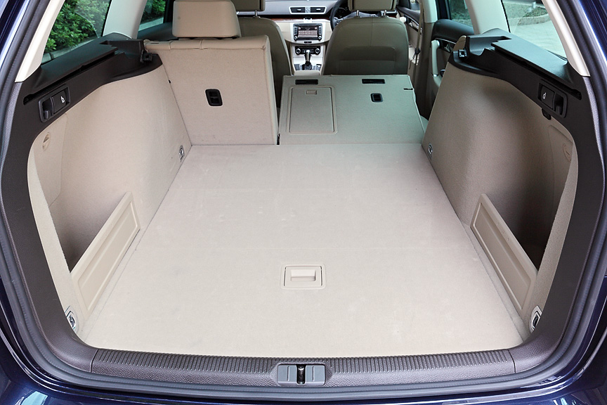 後席は6：4分割可倒式。右側を倒したところ