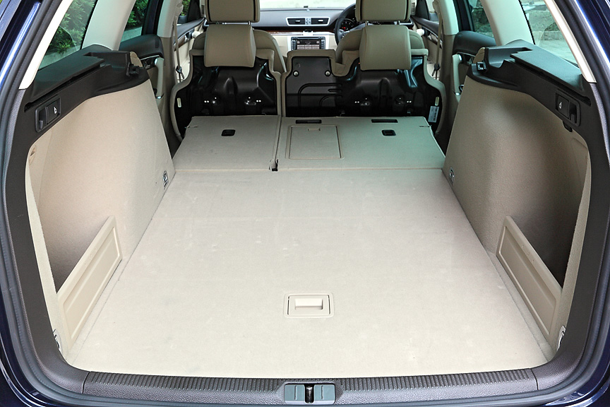 さらに後席の座面を前方へ跳ね上げることで床面がフラットに。左右のヘッドレストは跳ね上げた座面に引っ掛ける仕組み