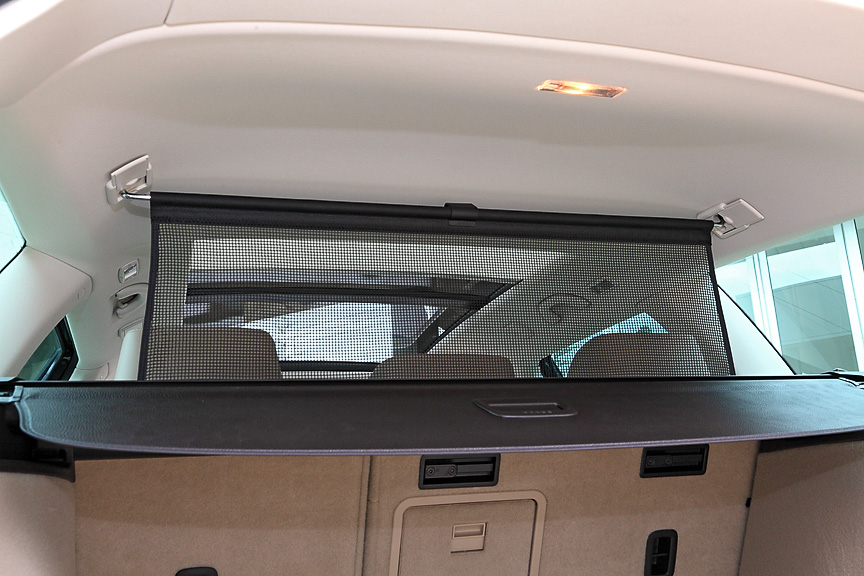 ラゲッジネットパーテーションを使えば荷物の飛び出しを防止できる