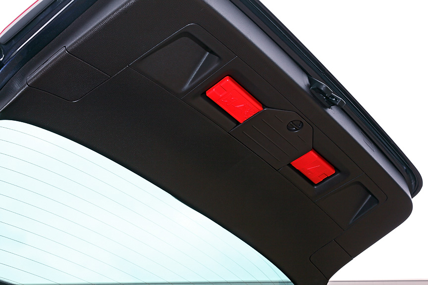 リアゲートの裏側にある非常停止板