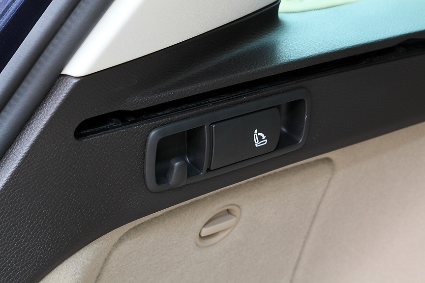 リアシートをラゲッジスペース側から倒すこともできる。ただし、レバーを引いてもシートは倒れないためシートを押す必要がある