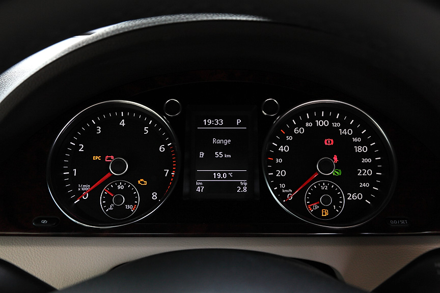 メーターパネル。メッキリングを散りばめ、高級感を演出している