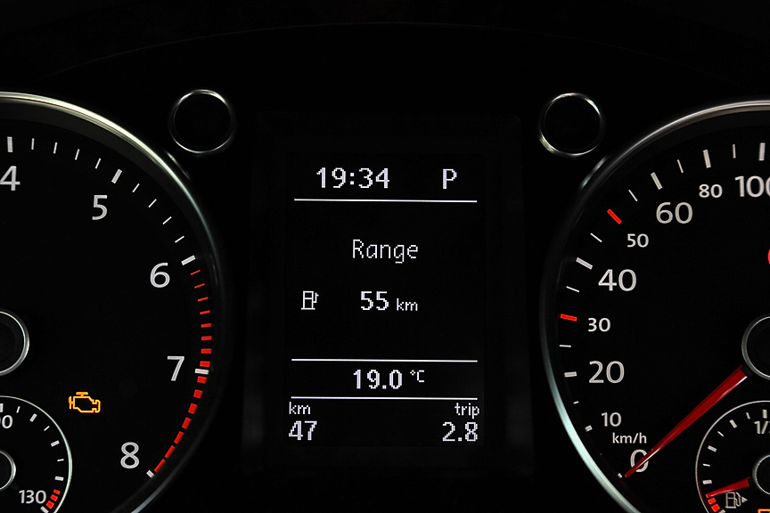 中央にマルチディスプレイが用意され、燃費や走行データのほかカーナビ（RNS510）を装備すると交差点の右左折指示なども表示される