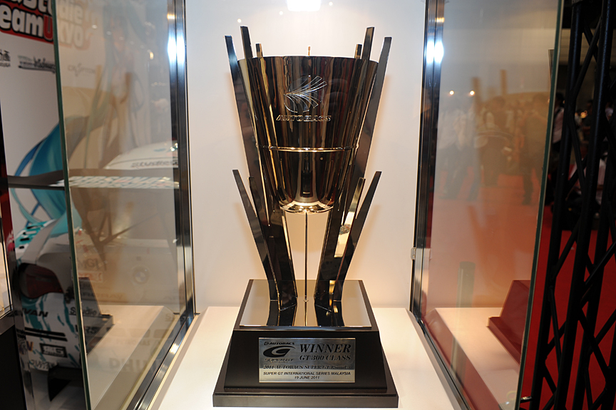 グッドスマイルカンパニーブースの一角に展示されたSUPER GT 300第3戦セパンの優勝トロフィー