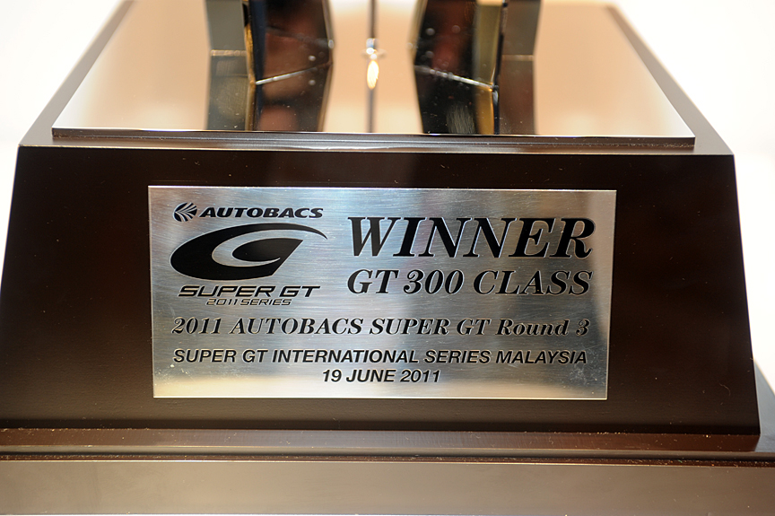 トロフィーの下部には、「Round 3」と決勝日の日付「19 JUNE 2011」の文字が刻まれている