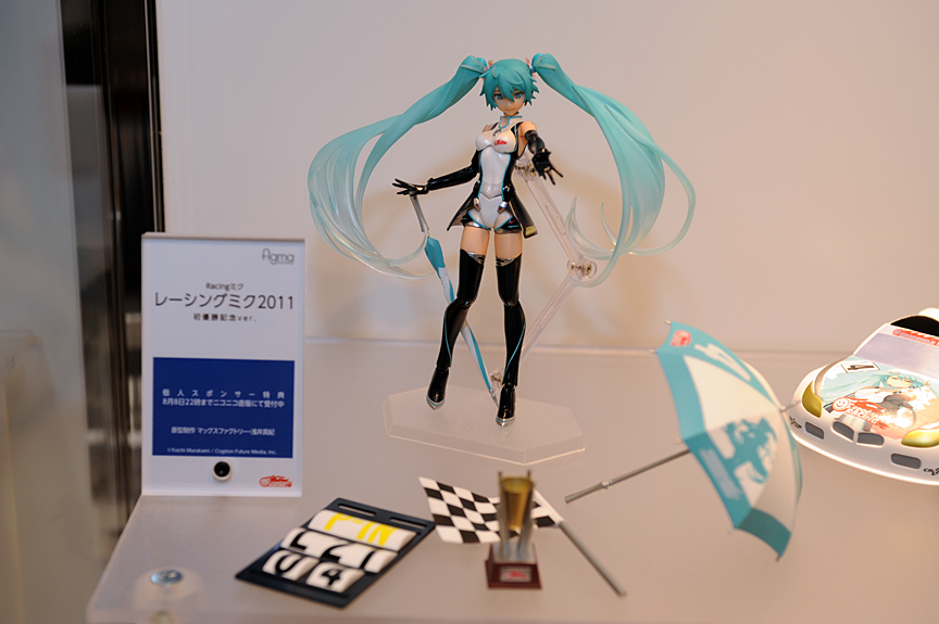 「レーシングミク2011 初優勝記念ver.」は個人スポンサー向けの特典となるfigma。トロフィーを手にすることもできるほか、ニコニコ顔も付属する予定