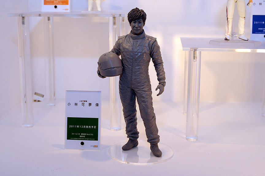 「GSR ＆ Studie with TeamUKYO」のスペシャルサポーターでF1ドライバーの小林可夢偉選手のねんどろいど、figma、フィギュア。いずれも監修中で、フィギュアはまだ無彩色のまま