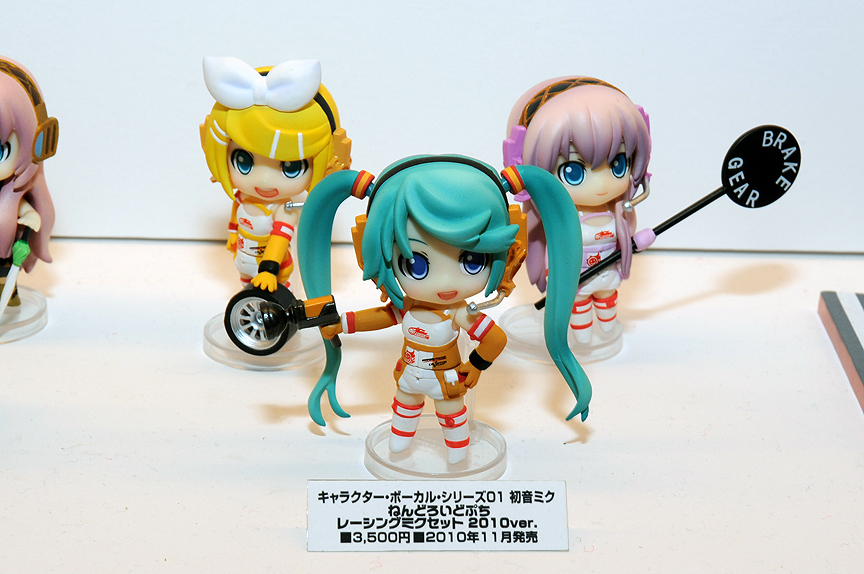 今回、グッドスマイルカンパニーは10周年ということで、同社の手がけたこれまでの製品がブース内にずらりと展示されており、歴代のレーシングミクをあちらこちらで見ることができた
