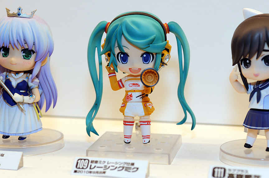 今回、グッドスマイルカンパニーは10周年ということで、同社の手がけたこれまでの製品がブース内にずらりと展示されており、歴代のレーシングミクをあちらこちらで見ることができた