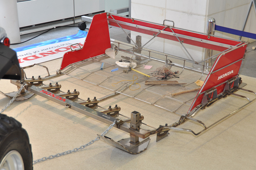 ゴミ取り用のアタッチメント。手前の熊手状のもので砂をかき、後部にゴミがたまる