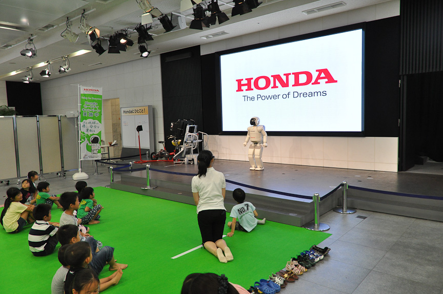 あやとりぃひよこ編のオープニングはASIMOの挨拶から