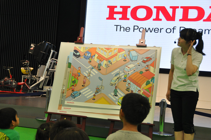 救急車やパトカーのサイレンを聞いて、その車両がどこにいるかを当てるクイズ