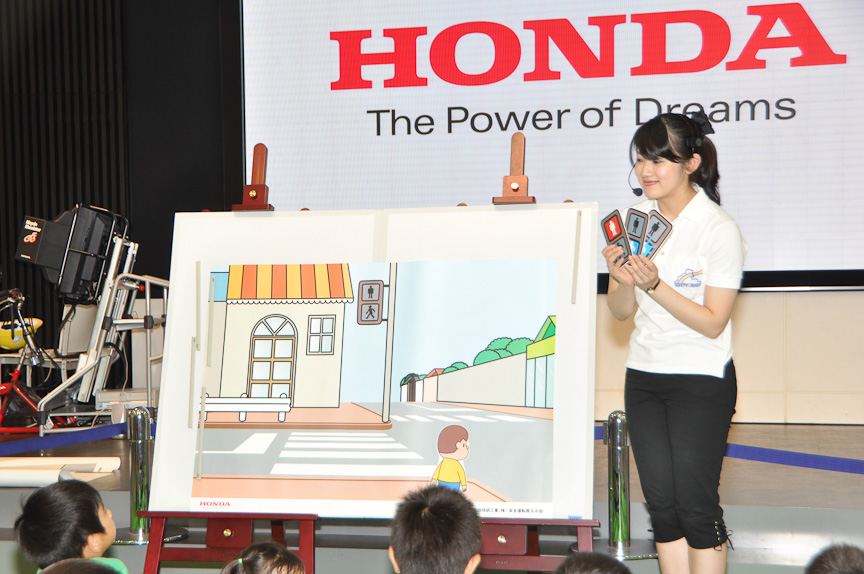 信号の色とその際の行動を学ぶ