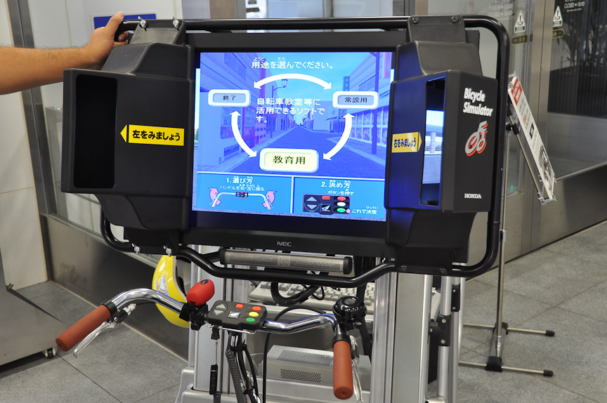 メインモニターは32型の液晶パネル