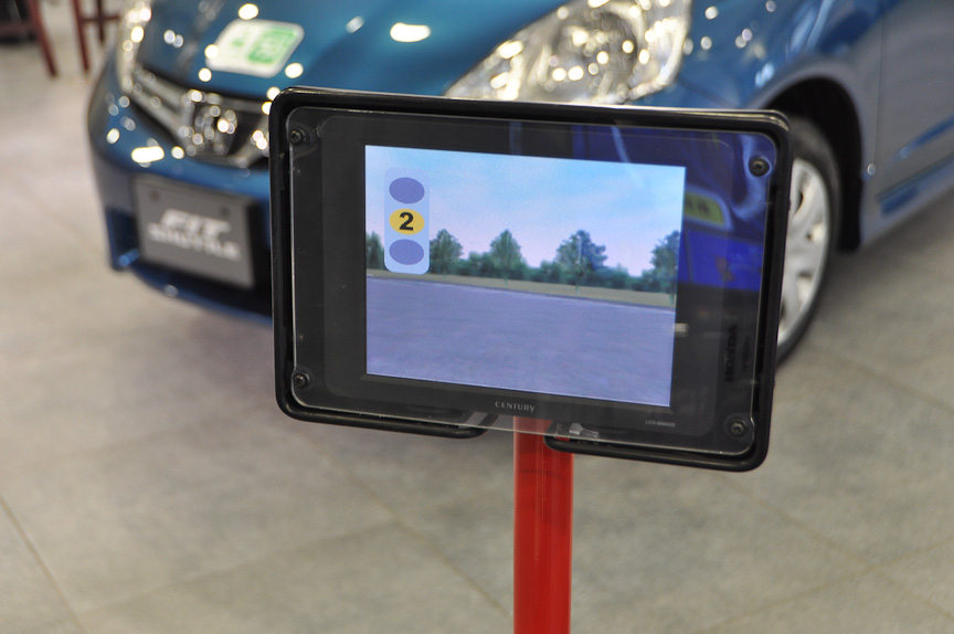 自転車後部には8型のモニターを設置。後方からの接近車両などを確認する