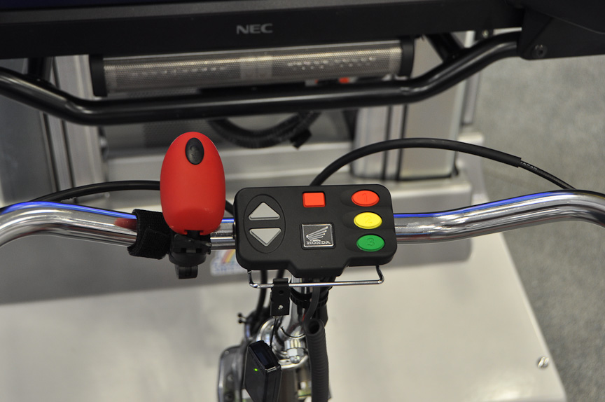 ハンドル部にある、メニュー選択用のスイッチ。赤い砲弾タイプの機器はライト