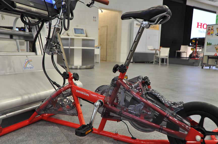 ペダルをこぐと、後輪の手前にある回転軸に力が伝わる