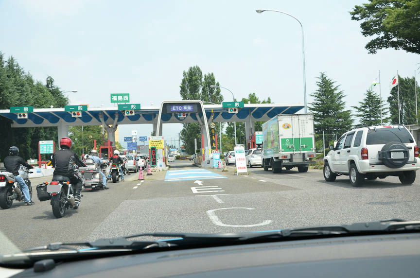 東北無料化の影響で、料金所は一般レーンが大混雑。その列は時に本線にまで及ぶ