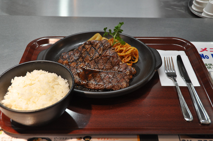 「MANO MAGIO GRILL」と、ハーフポンドステーキ（225g）